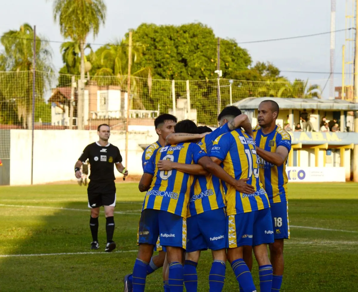 Mitre ganó con una ráfaga goleadora y es líder