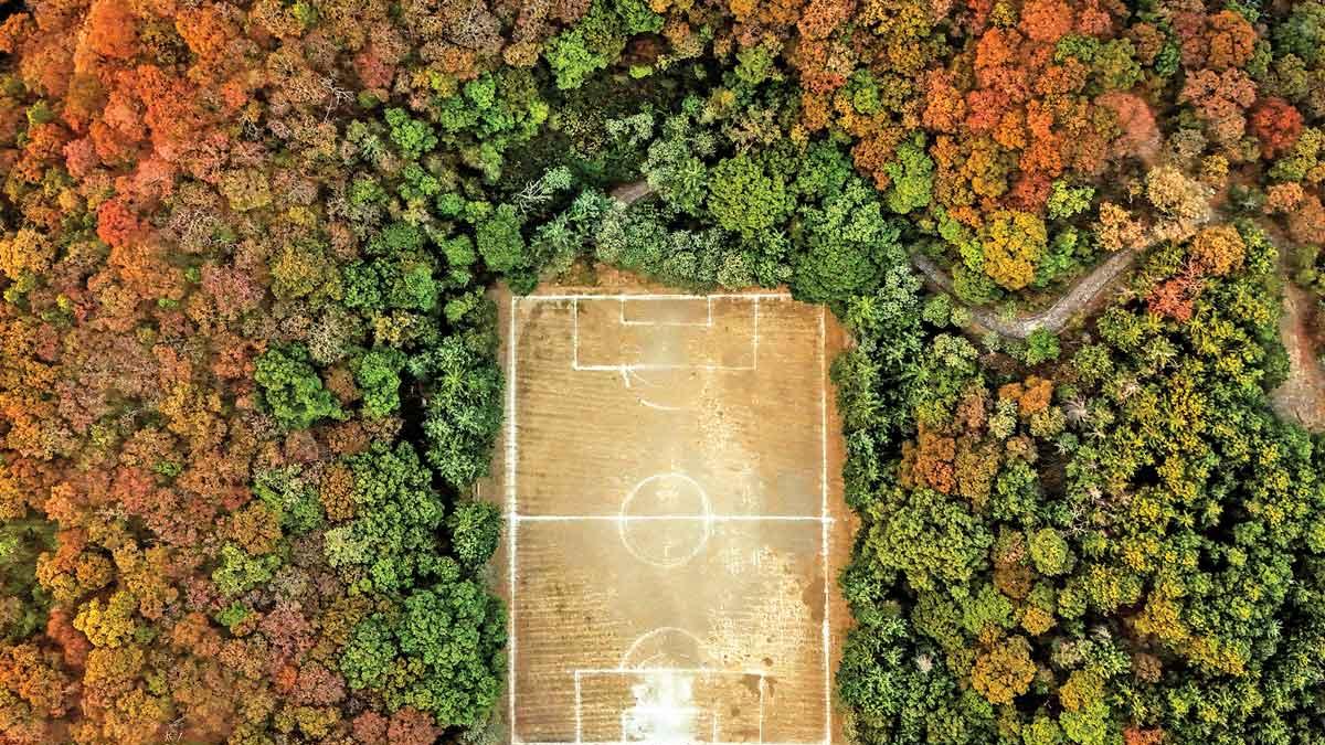 Del volcán a las chinampas: el ingenio mexicano arrebata espacios para jugar al futbol