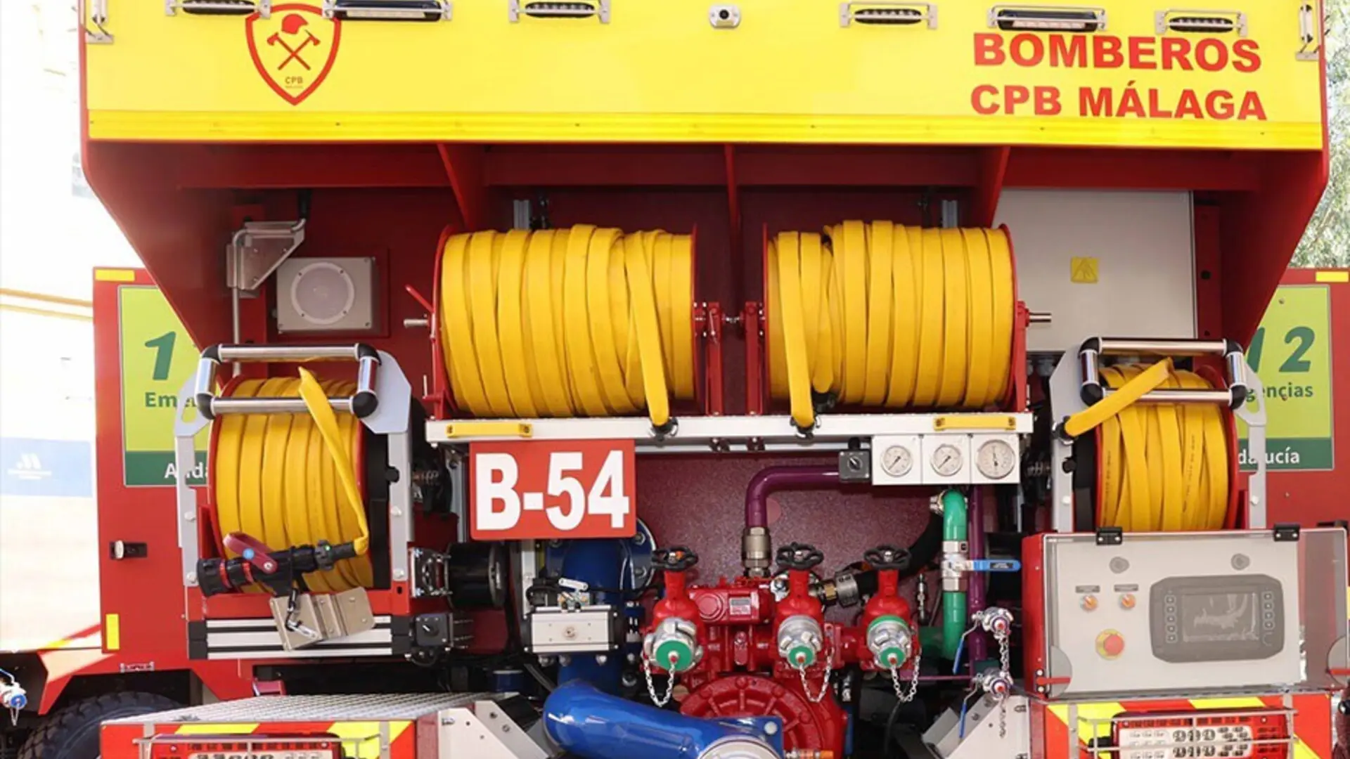 Desalojados cinco bloques en Manilva por un incendio en un aparcamiento que ha quemado tres coches