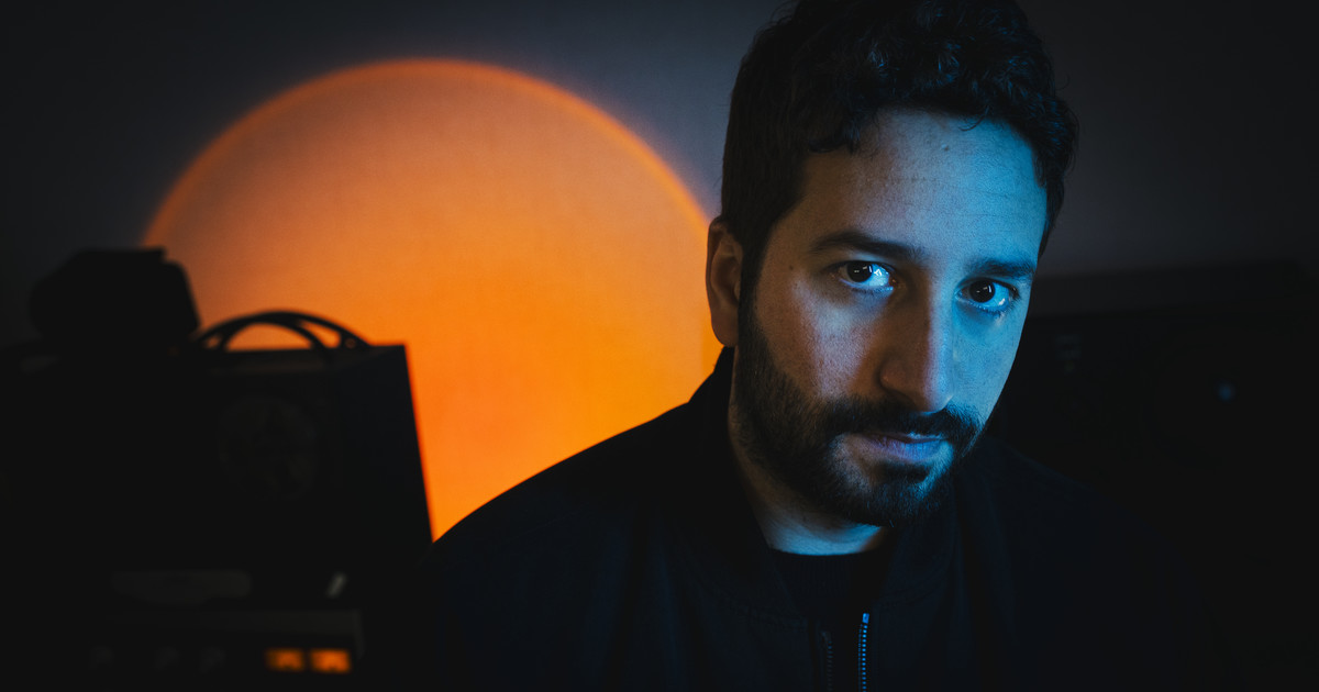 Nico Cotton, el argentino que ganó un Grammy y trabaja con grandes artistas, explica qué es lo que hace un productor musical