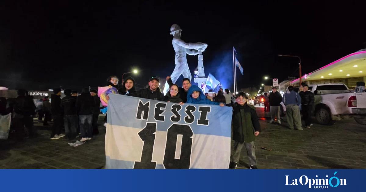 Ni el frío pudo con la pasión: cientos de santacruceños celebraron otra alegría de la "Scaloneta"