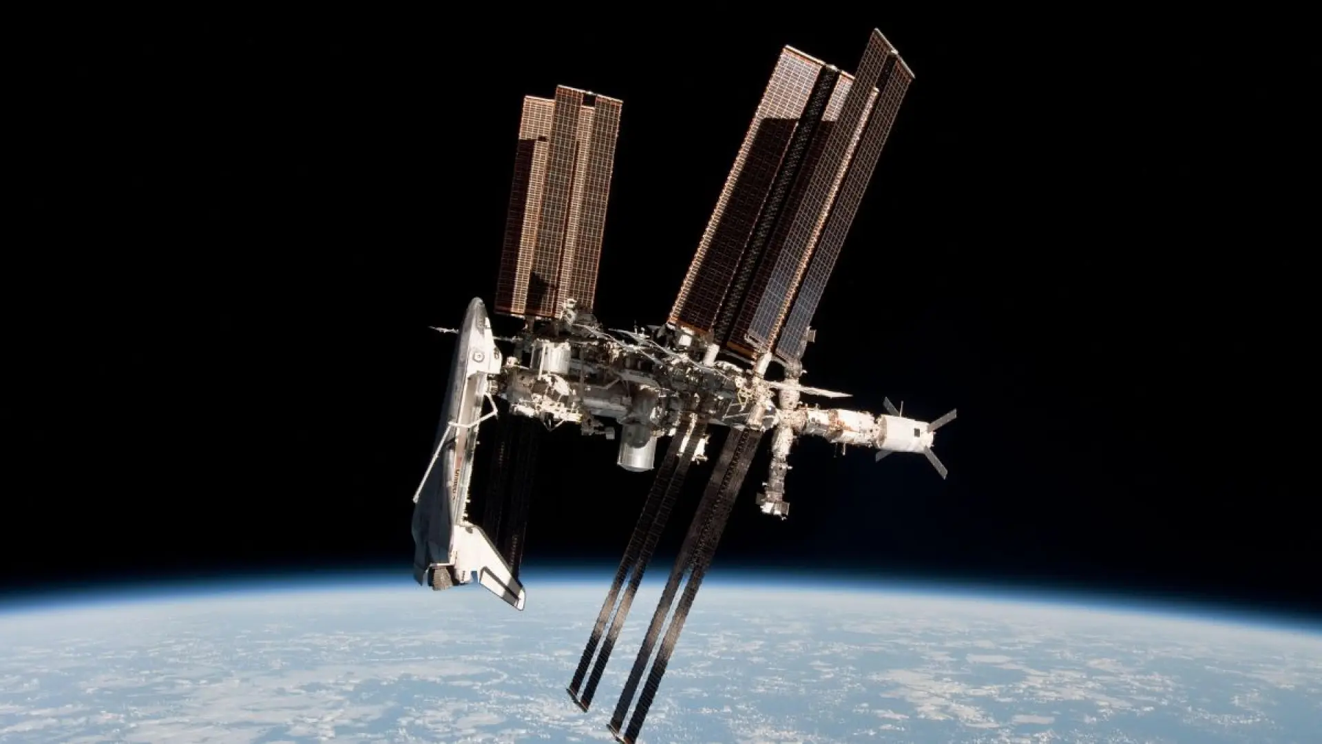 La NASA activa el protocolo de emergencia y se prepara para evacuar la Estación Espacial por una fuga
