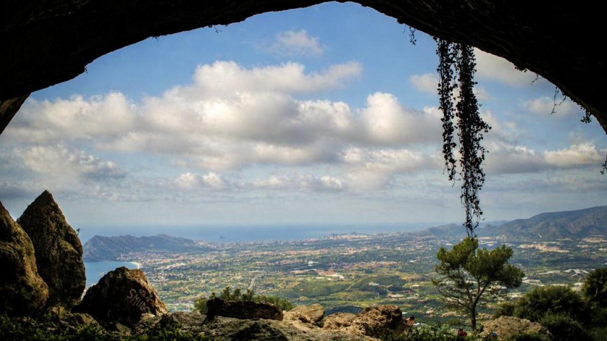 La sierra de Bèrnia, un increíble paseo por las nubes frente al Mediterráneo