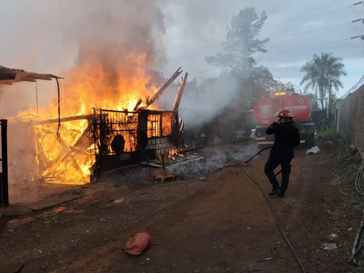Dos viviendas consumidas por completo por un incendio en el barrio La Tablada de Posadas