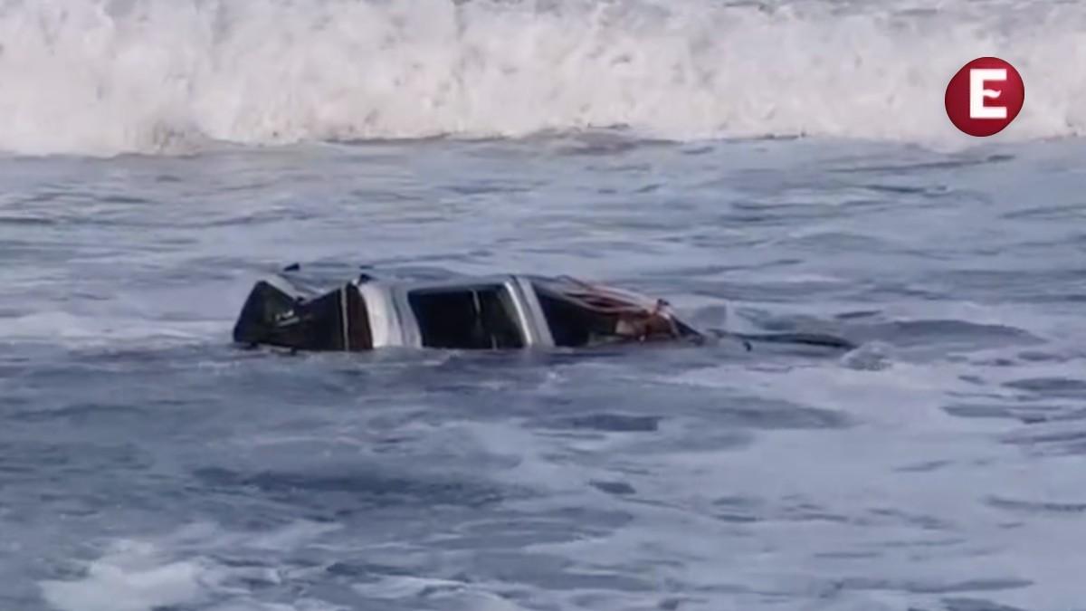 Camioneta es arrastrada por el mar en Colima; conductor ignoró alertas