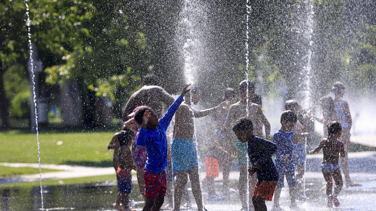 Familias y profesores se movilizan por el calor en las aulas y la falta de medidas de Ayuso