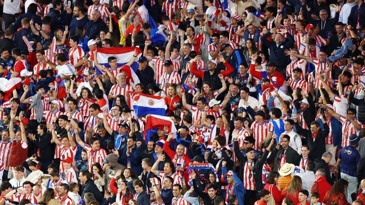 Aficionados de Paraguay repiten el gesto que hizo viral a Japón en el Mundial