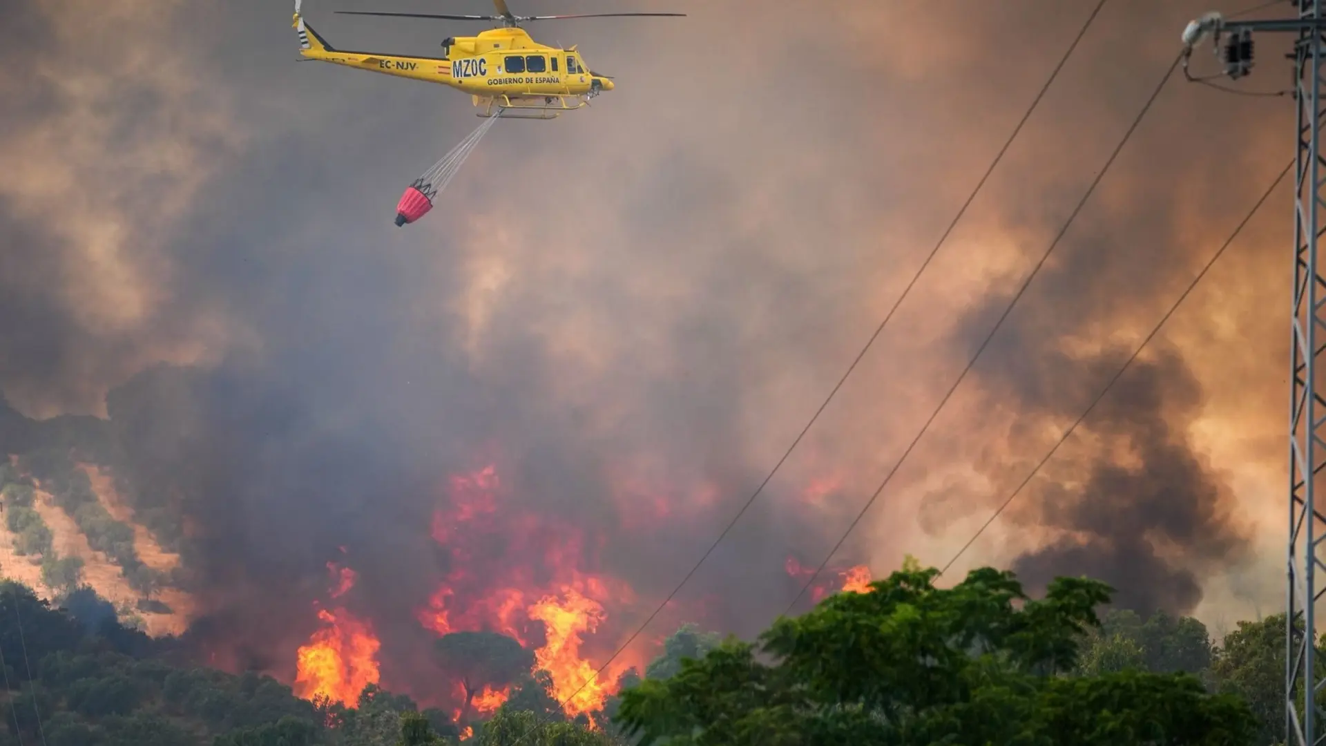 El "complejo" fuego de Villanueva de los Castillejos arrasa ya 3.600 hectáreas