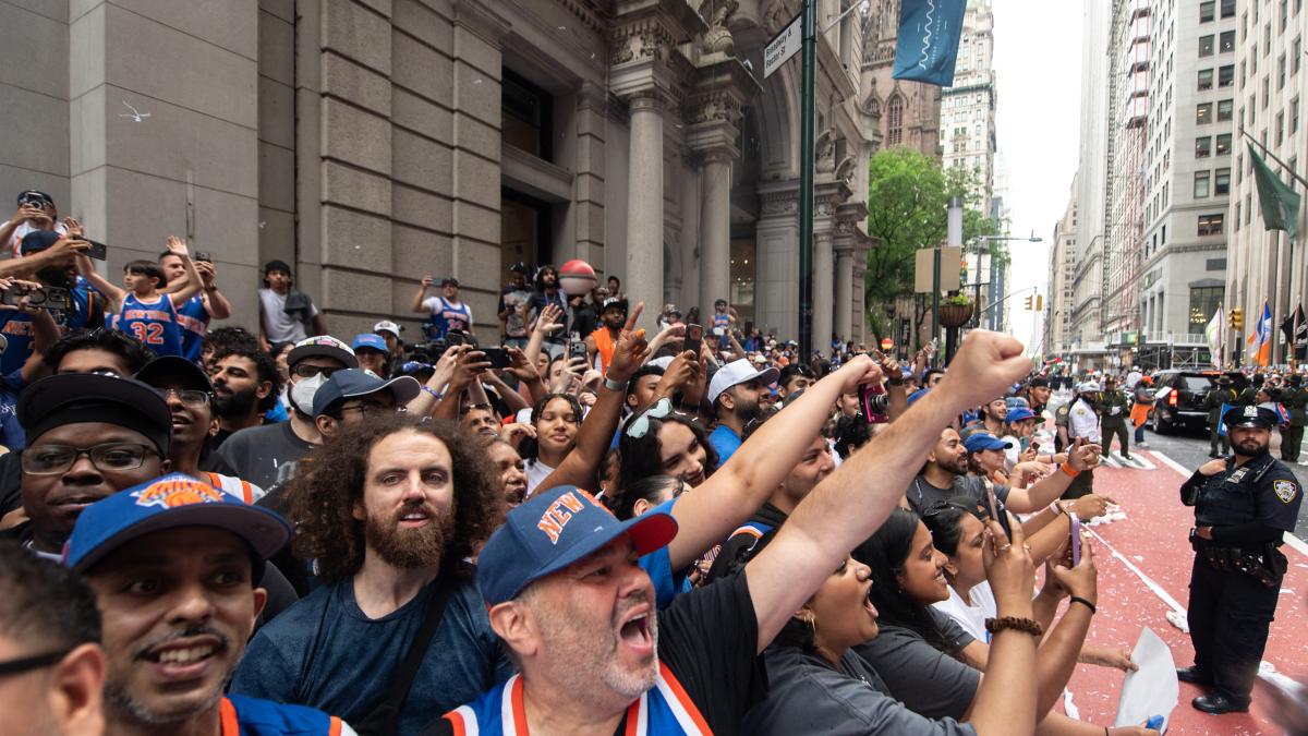 ¡Locura en Nueva York! Una marea humana tomó las calles por el título de los Knicks tras 53 años