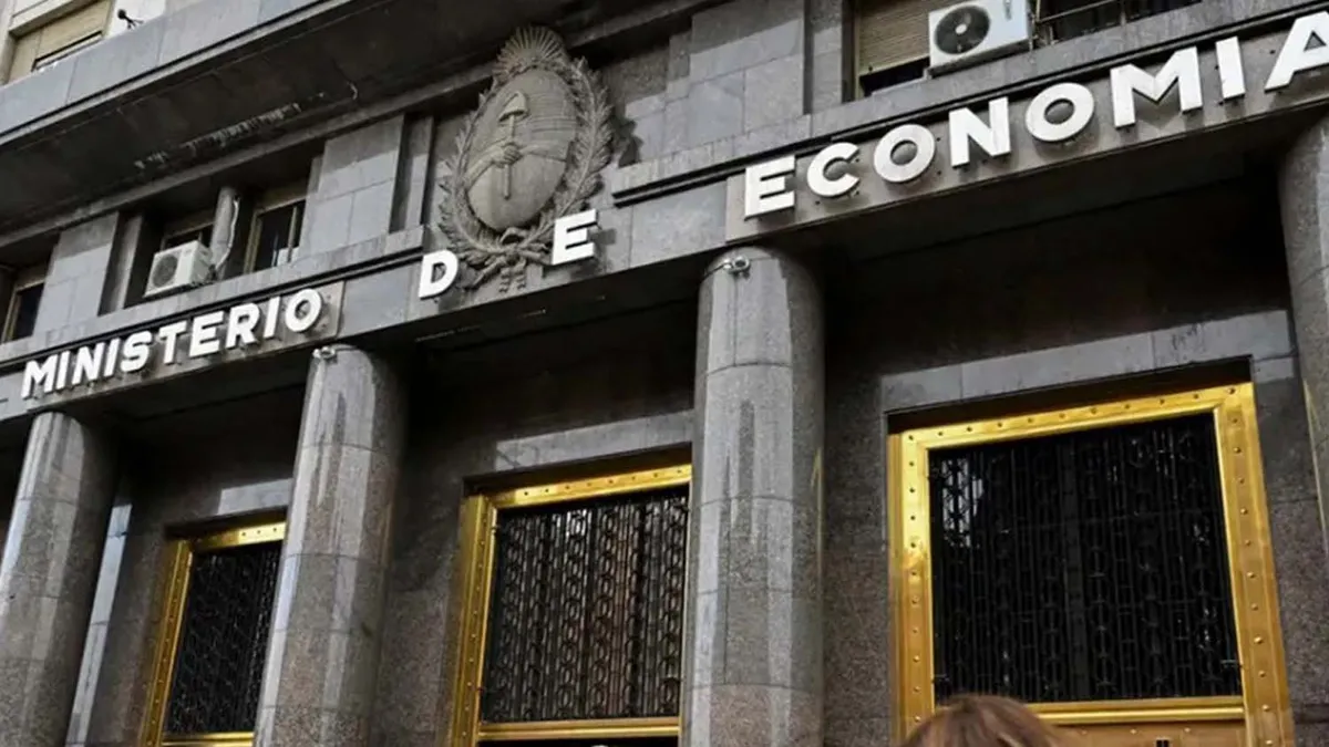 Deuda: Economía sale a renovar $5,3 billones y busca colocar hasta u$s300 millones con el Bonar 2028