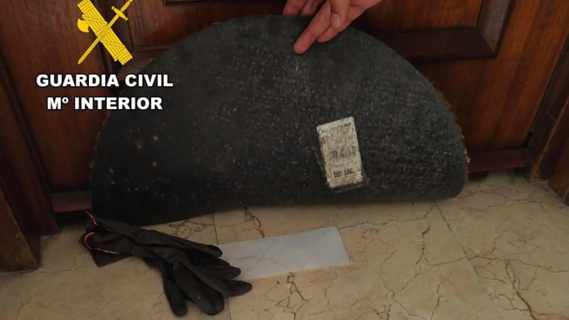 Guantes y pasamontañas escondidos en los felpudos: detenidas tres personas por intento de robo con fuerza en viviendas de Tres Cantos