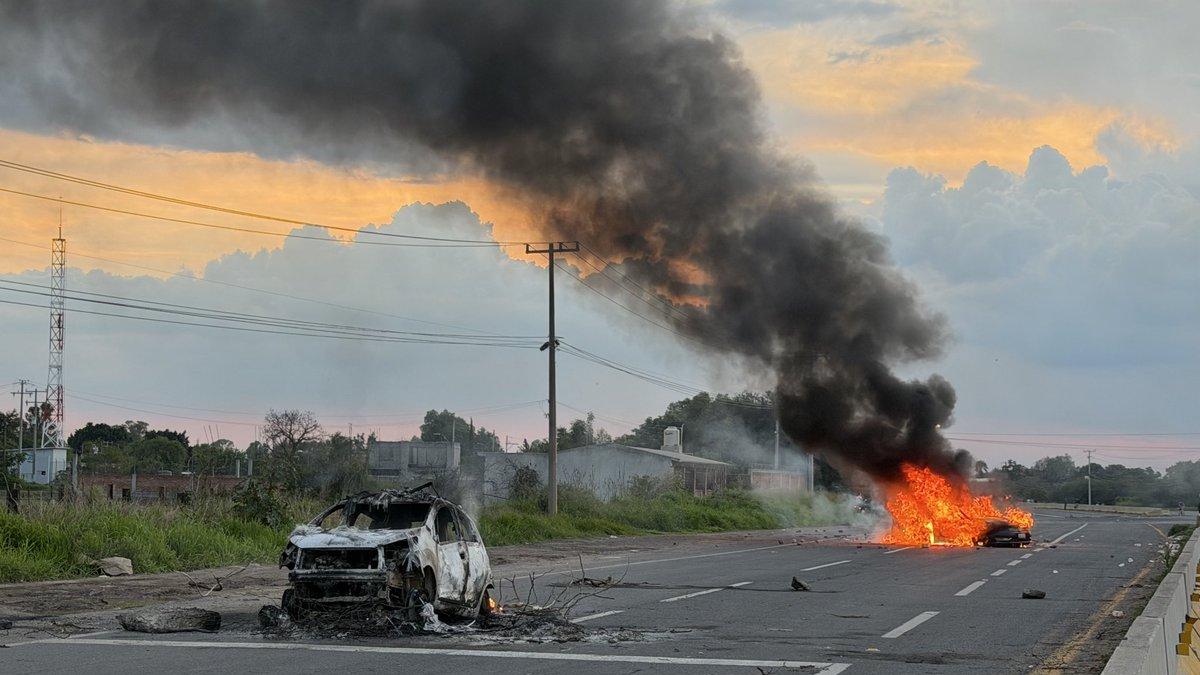 Disturbios en Celaya: Bloquean carretera y calcinan autos tras muerte de adolescente