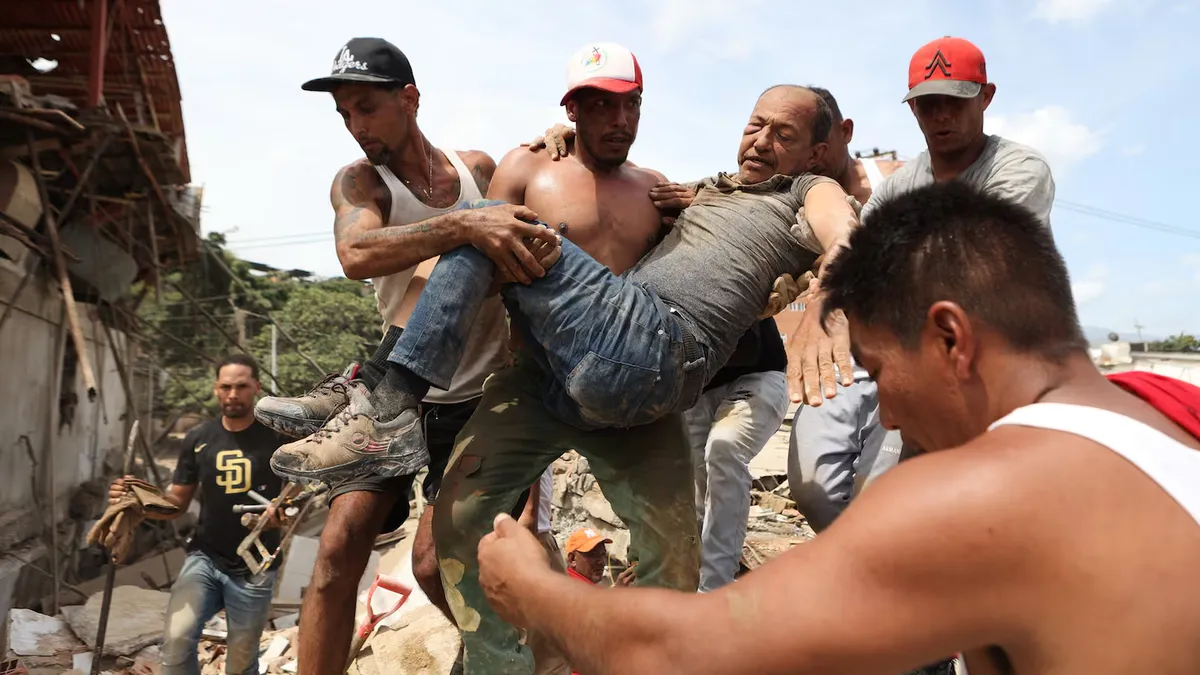 El Gobierno se suma a las tareas de rescate en Venezuela: envía médicos y perros en un avión Hércules