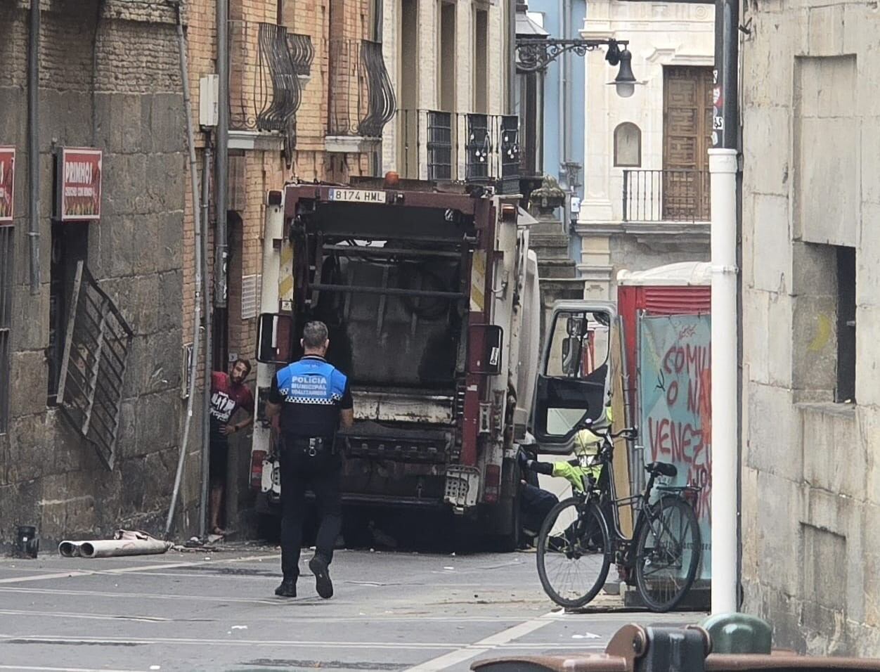 Un camión de la basura con una avería en los frenos atropella a varias personas en el casco antiguo de Pamplona