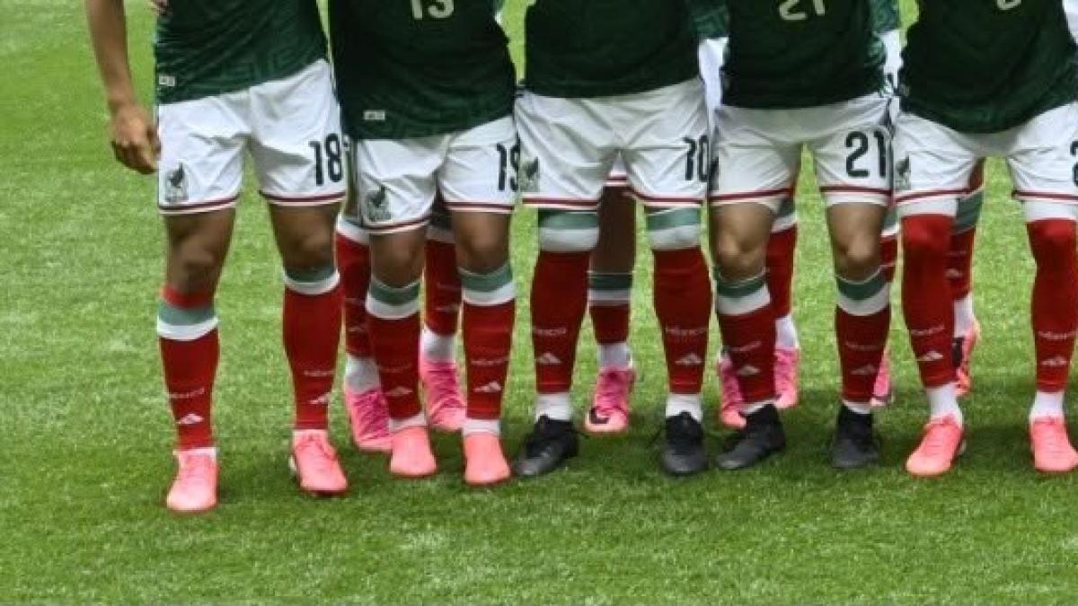 El Mundial 2026 se pinta de rosa ¿por qué los futbolistas usan tacos de este color?