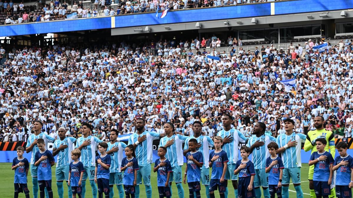 Sonó "Bombón Asesino" en lugar del himno argentino y se desataron las burlas en redes sociales