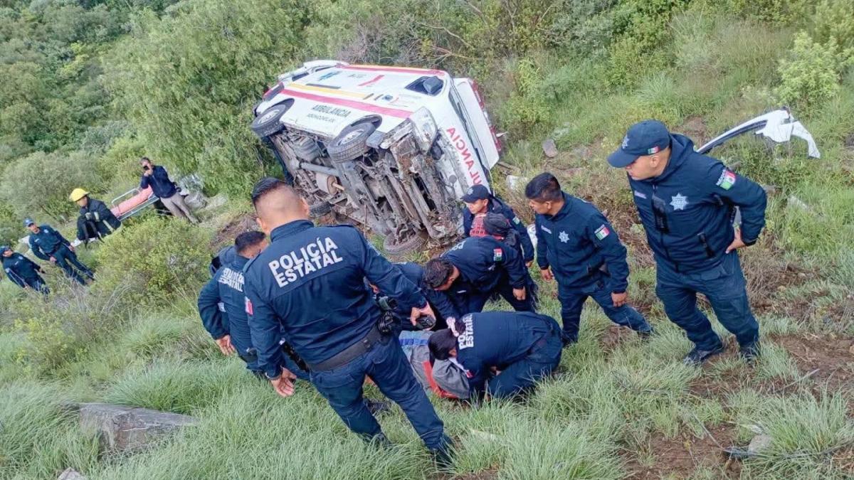 Ambulancia vuelca en barranco de la carretera Pachuca