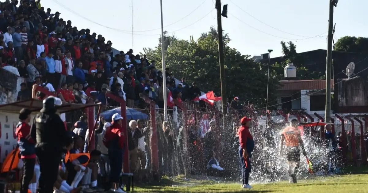 Le tiraron agua al juez de línea y le suspendieron la cancha al rival de Boca Unidos