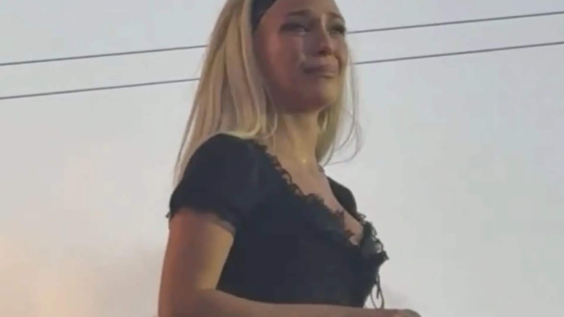 Ana Mena rompe a llorar en pleno concierto tras romper con Óscar Casas: "No me encuentro en mi mejor día"