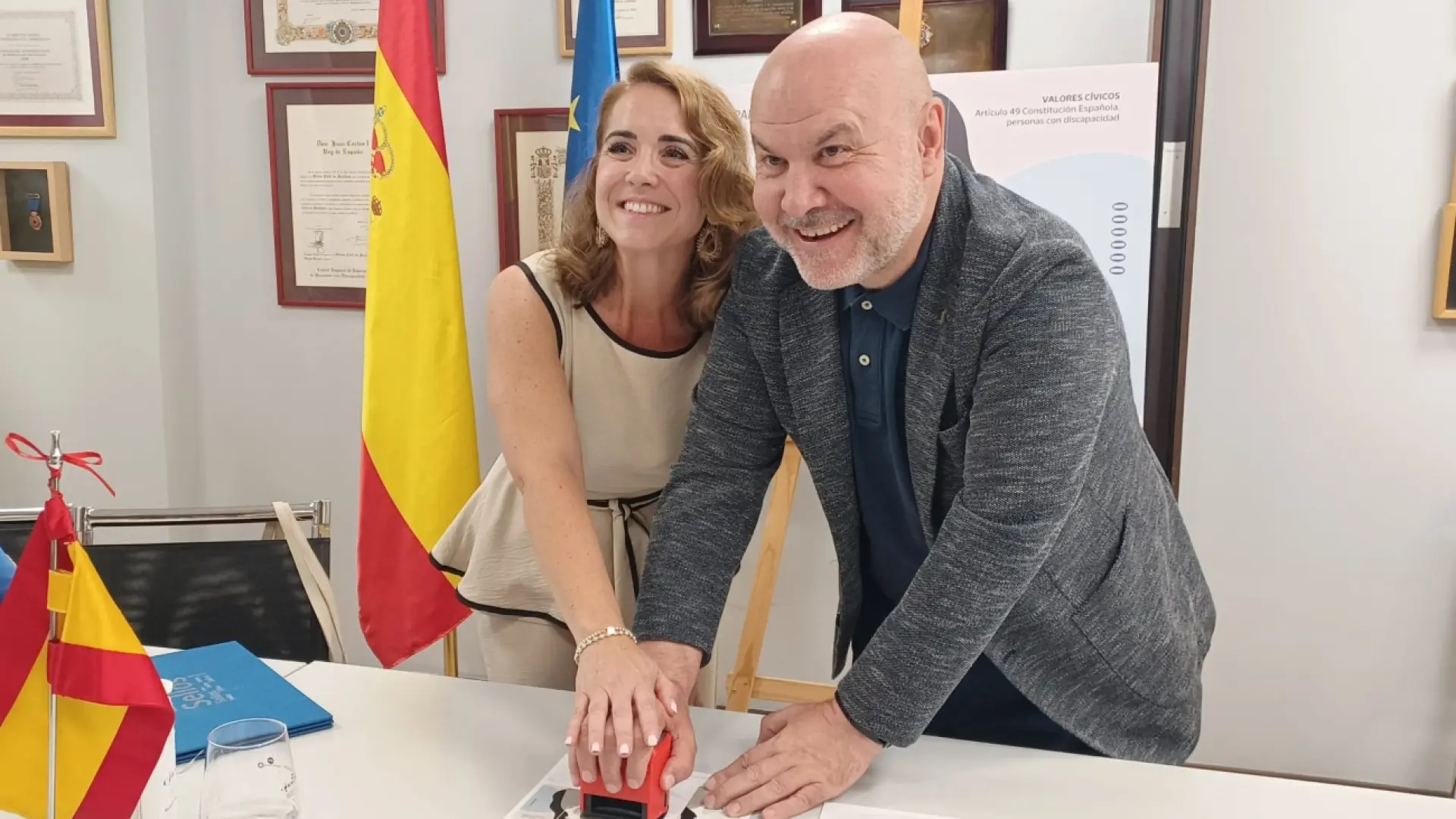 Presentan un sello que homenajea el artículo 49 de la Constitución y al avance de los derechos de las personas con discapacidad