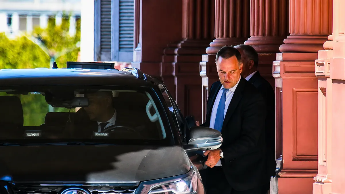 Renunció Manuel Adorni, el funcionario icónico que Javier Milei defendió incansablemente y tuvo que soltar