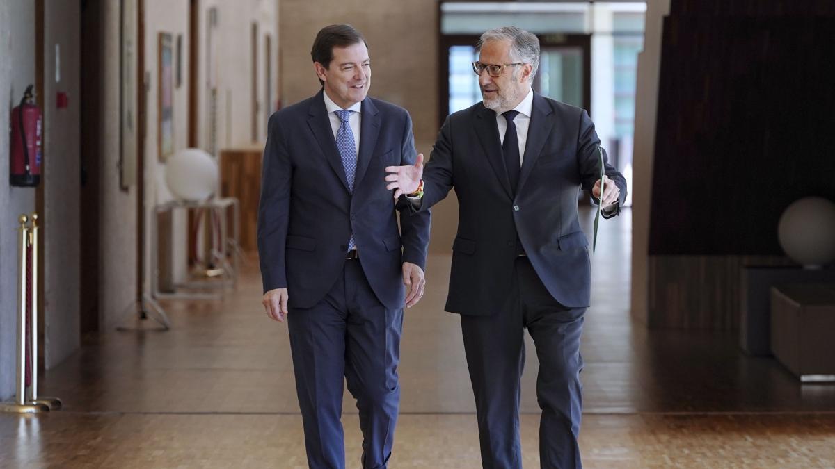 El acuerdo de PP y Vox en Castilla y León: menos impuestos, prioridad nacional y cuatro años de legislatura