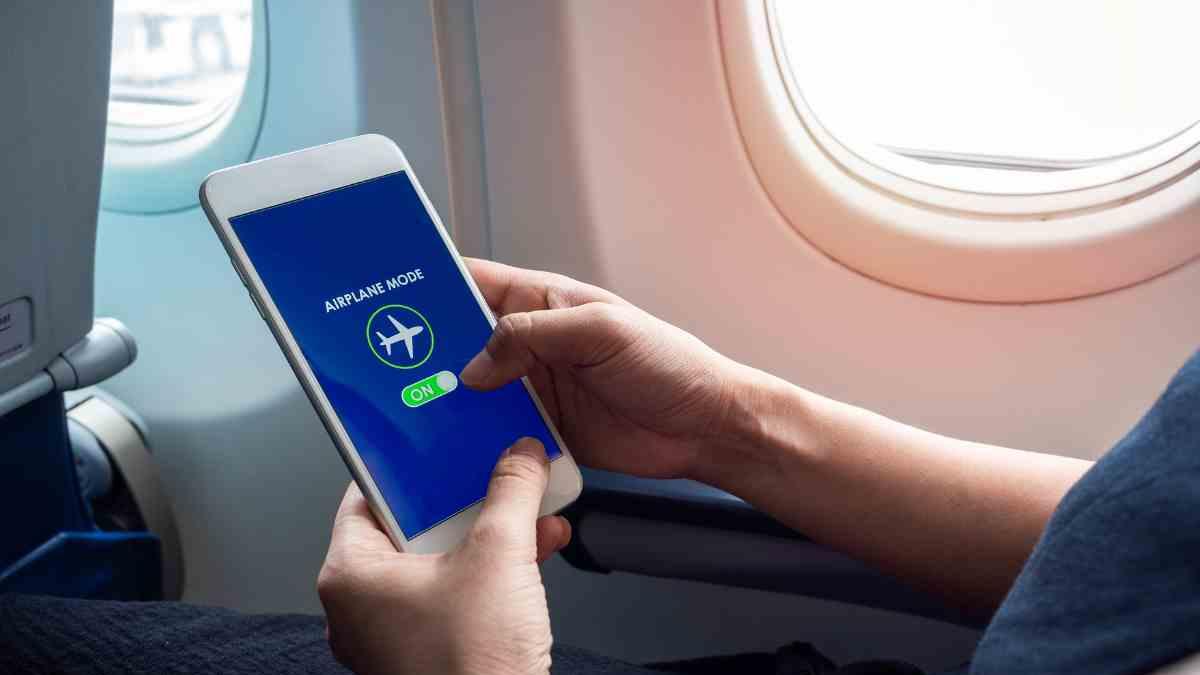 ¿Qué pasa realmente si no activas el modo avión en el celular cuando vuelas?