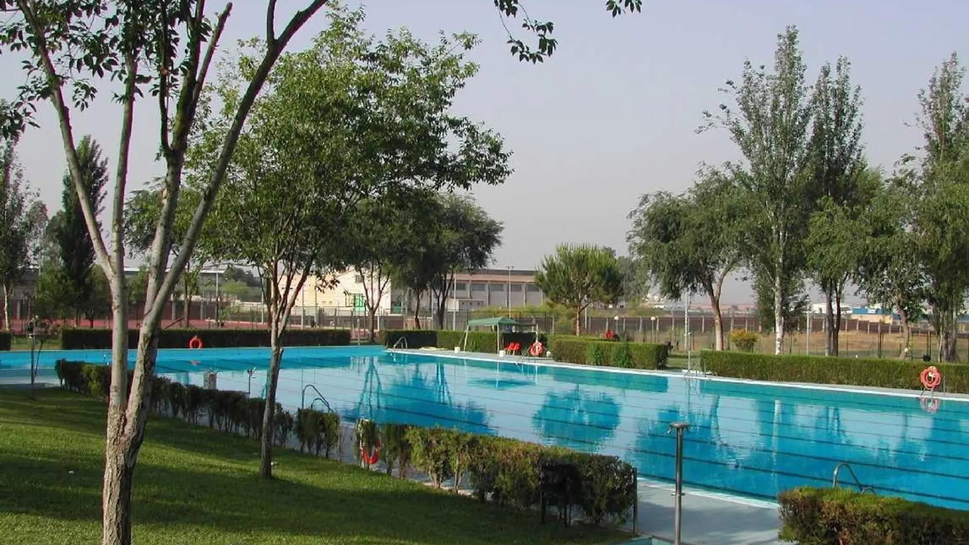 Este jueves arranca el plazo para reserva los bonos de la piscina del centro educativo de Sevilla Blanco White