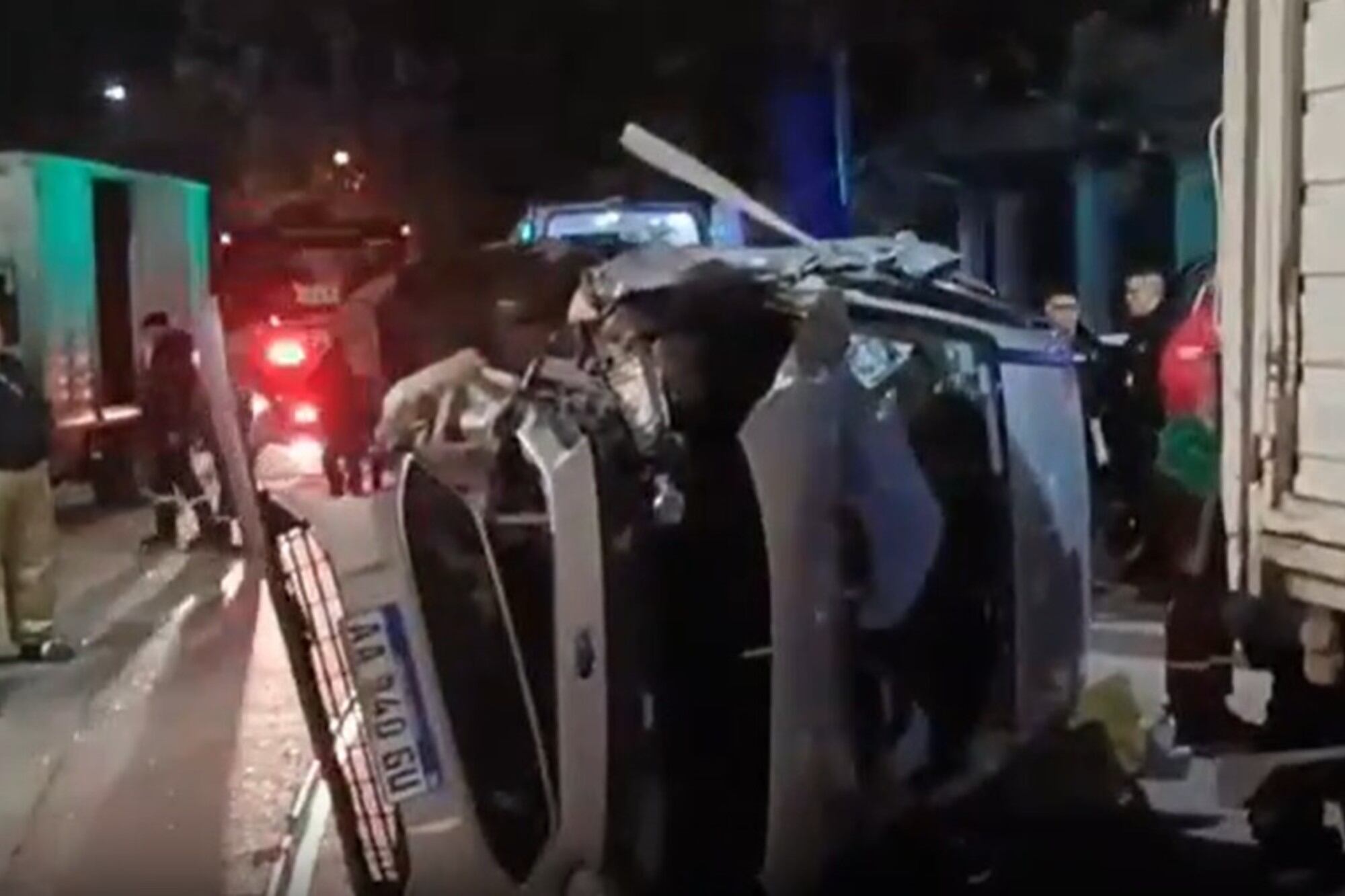 Manejaba alcoholizado, perdió el control de su auto, chocó contra un camión y volcó
