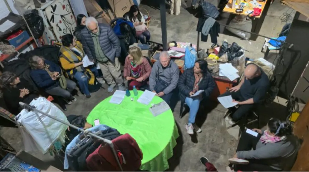 Entre escombros y canciones, la Murga de la Estación prepara un San Juan a puro fuego y comunidad