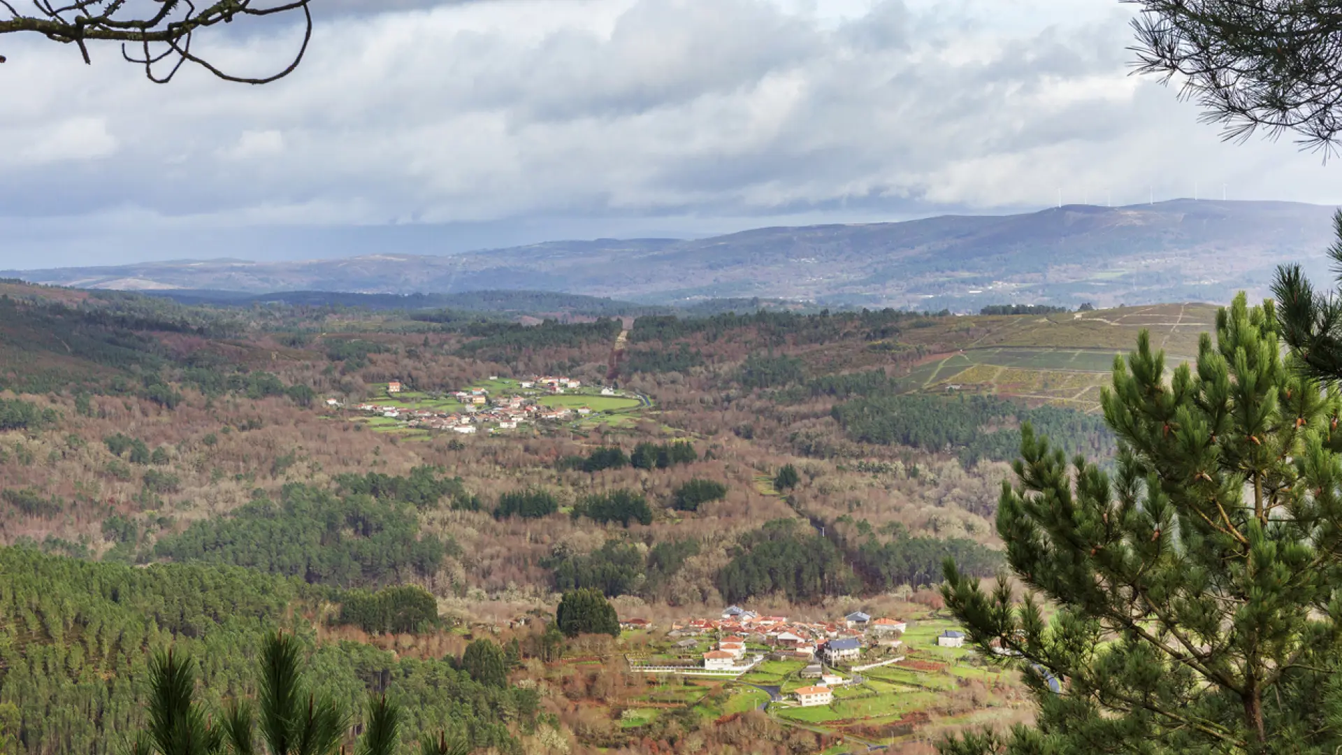 El bonito pueblo de Galicia donde veraneaba Pedro Alonso: un paraíso del senderismo