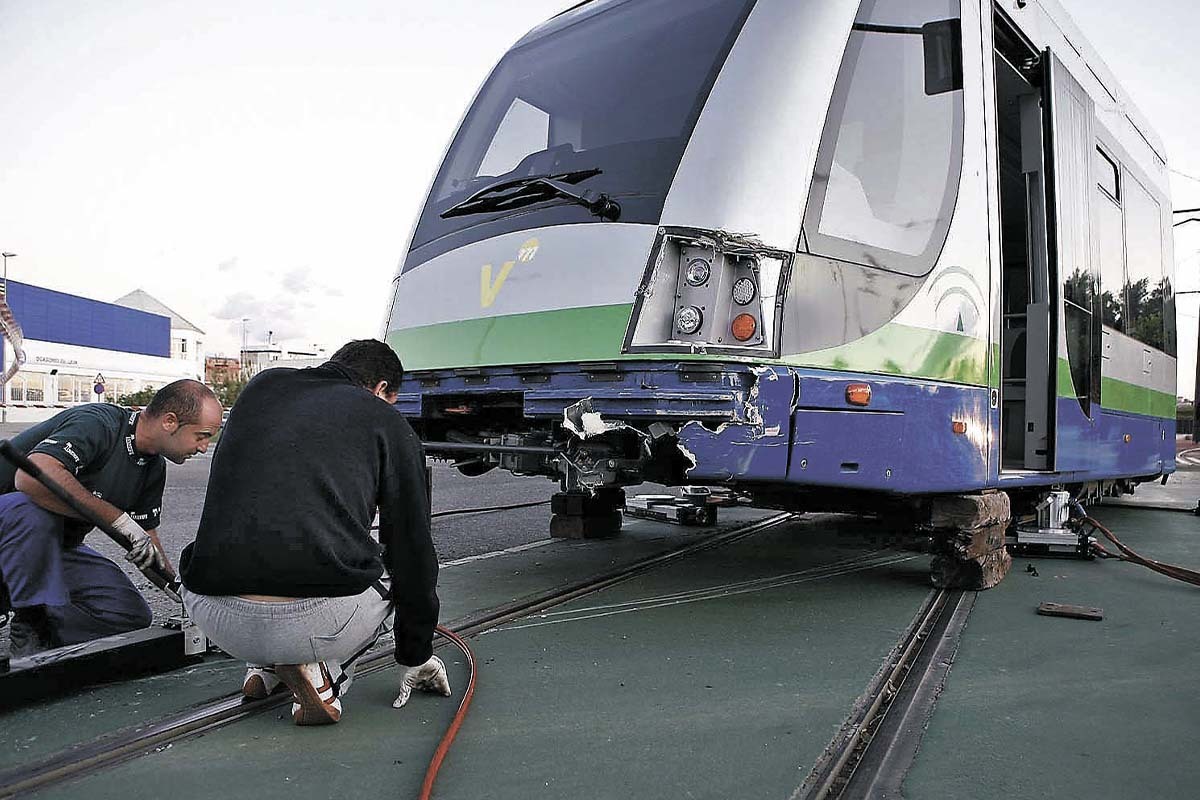 El tranvía de Vélez-Málaga: El primer tren ligero moderno andaluz que costó 40 millones y hoy sirve de parking