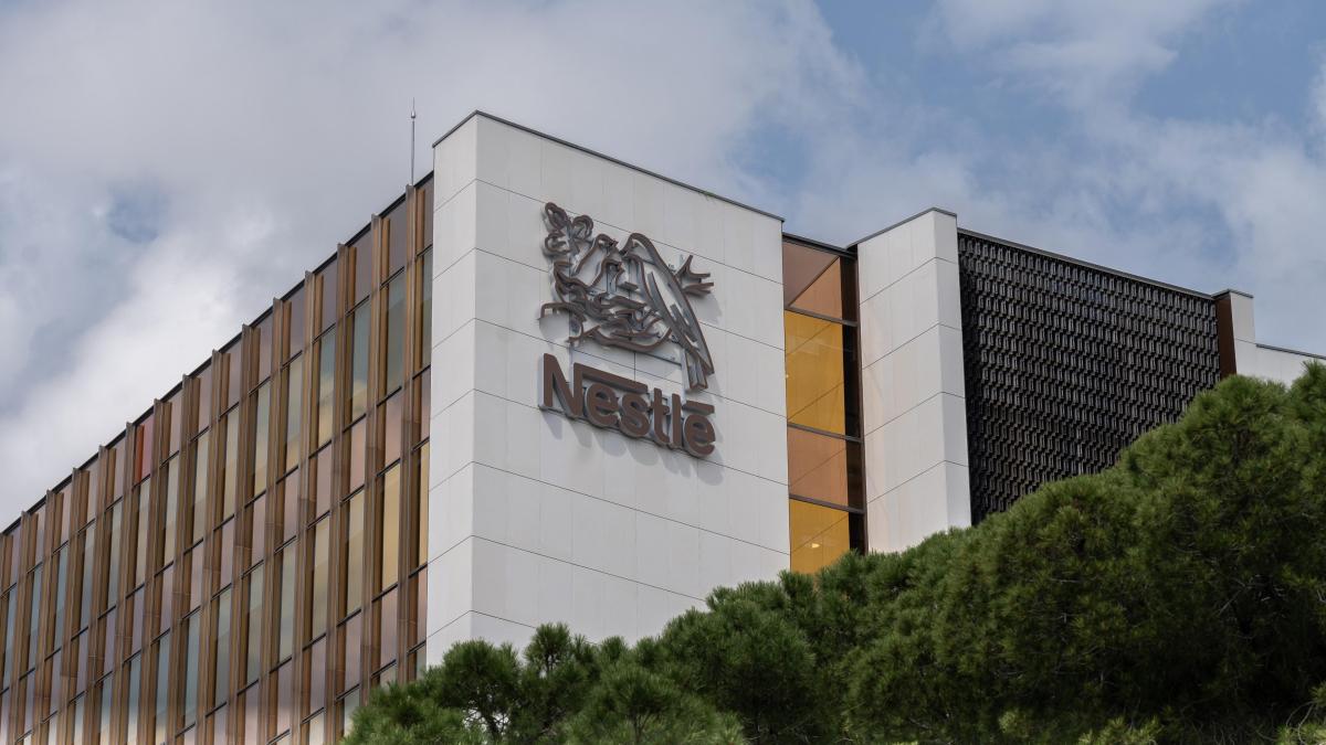 Nestlé cierra un acuerdo con los sindicatos para recortar 242 empleos en España