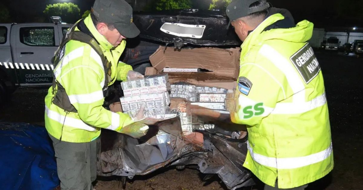 Corrientes: volcó en plena fuga y abandonó un cargamento de cigarrillos valuado en $37 millones