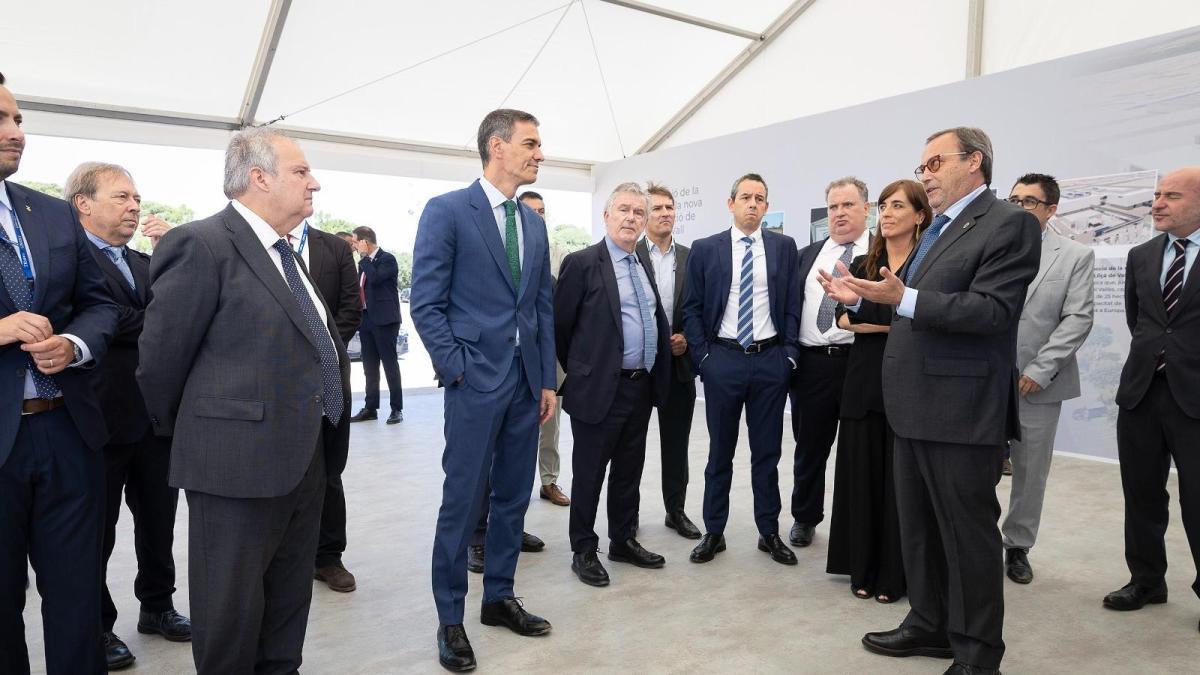 Sánchez pone la primera piedra de la nueva planta de Grifols en Lliçà de Vall: "Es un salto cualitativo"