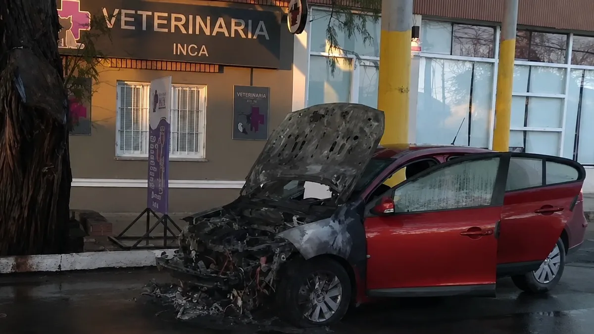 Una falla mecánica desató el incendio de un auto y las pérdidas fueron considerables