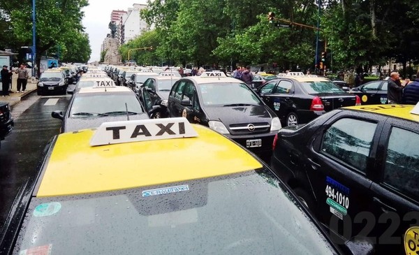 Taxistas y remiseros rompieron el silencio tras las piñas en el Concejo