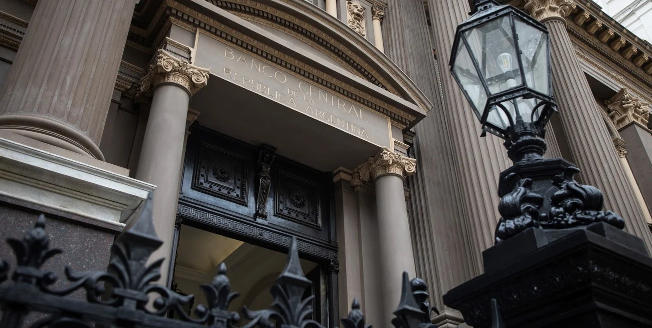 El riesgo país sigue bajando y mejora la perspectiva crediticia de la Argentina