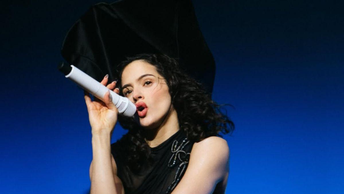 "Ay, cari, si yo te cuento...": La inesperada reacción de Rosalía a una fan vestida de novia en su concierto