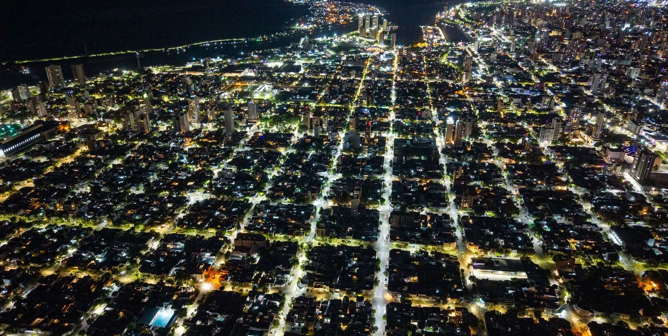 Santa Fe acelera su transformación lumínica: ya cambió más de 2.300 luces y busca llegar al 100% LED en menos de 18 meses