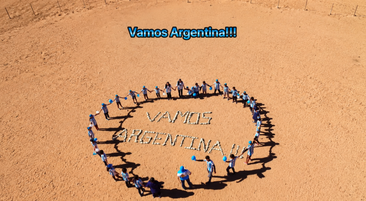 Festejo Mundialista de Altura: En el Paraje El Toro, los chicos alientan a la Selección Argentina