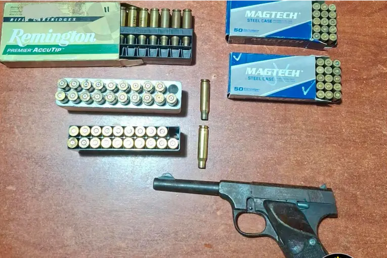 Tras allanamientos detuvieron a dos hombres por vender armas en redes sociales