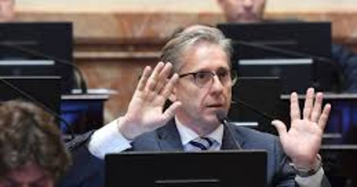 Vischi pidió la cabeza a Manuel Adorni