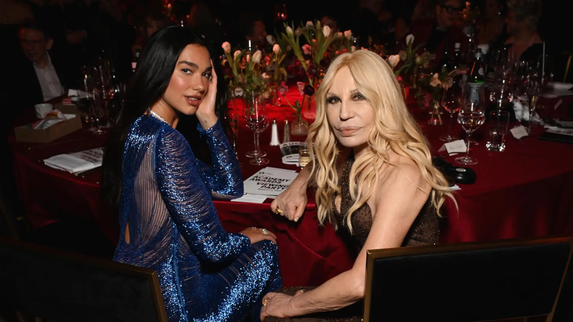 Donatella Versace habría preparado 26 'looks' para la boda de tres días de Dua Lipa en Sicilia