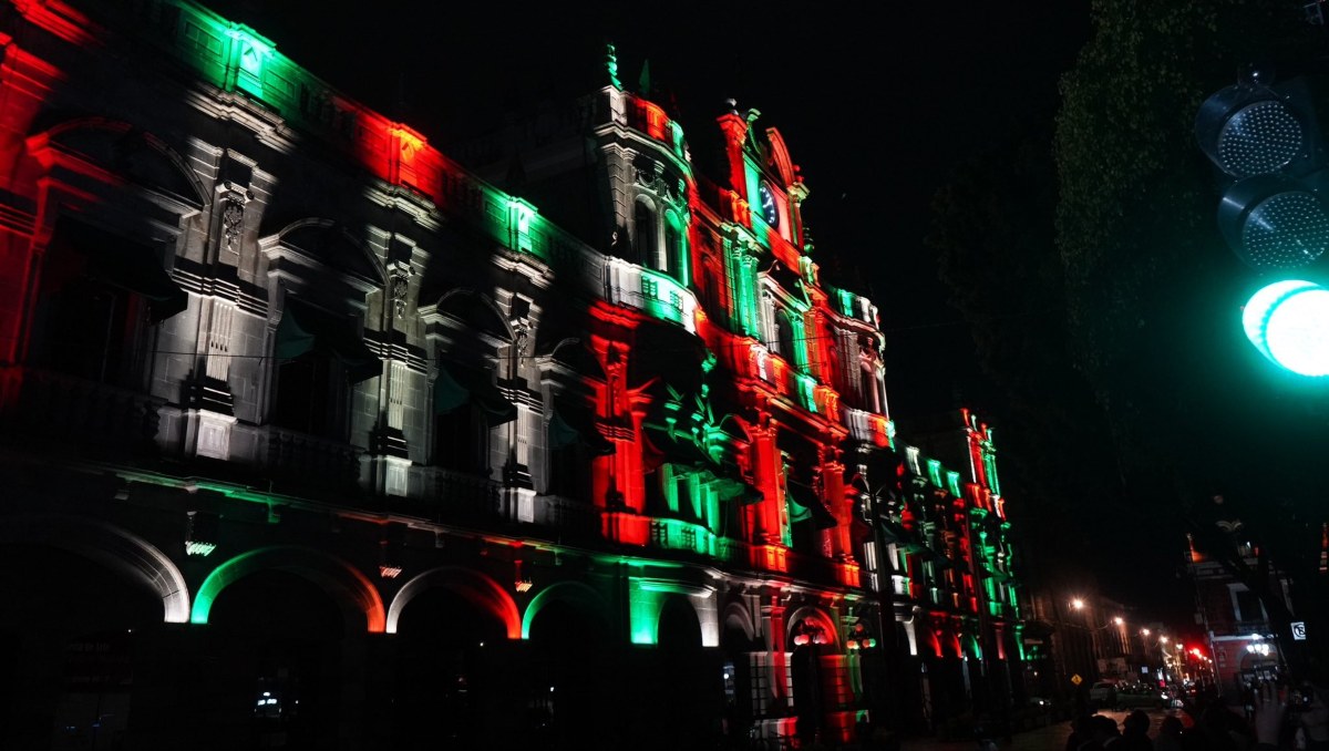 Palacio Municipal de Puebla estrena nueva iluminación arquitectónica