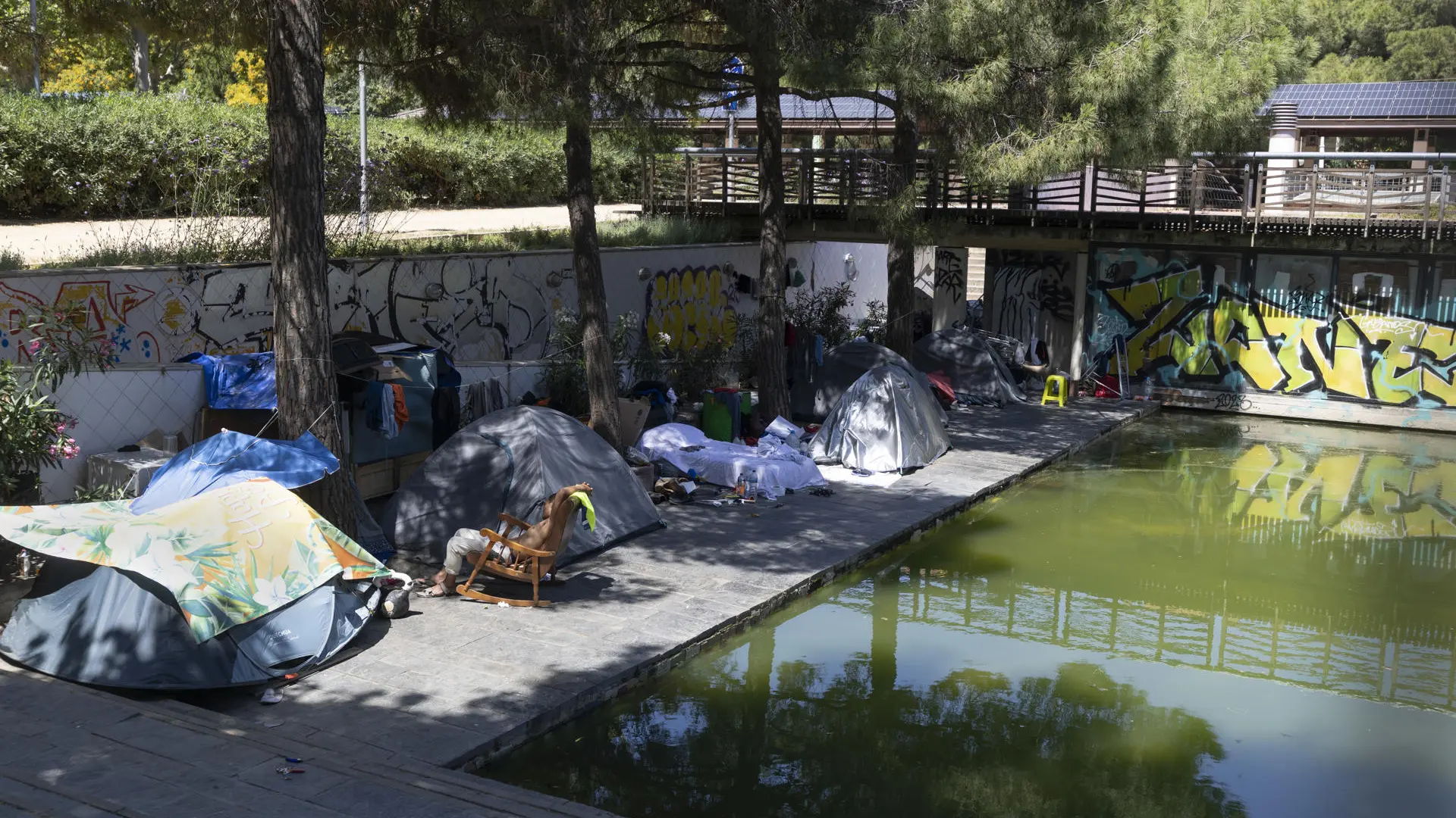 Sin techo frente al mar: crecen las tiendas de campaña en el litoral de Barcelona