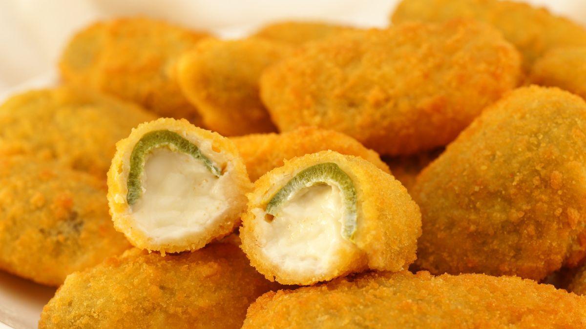 Deliciosos jalapeño poppers rellenos de una mezcla cremosa de queso