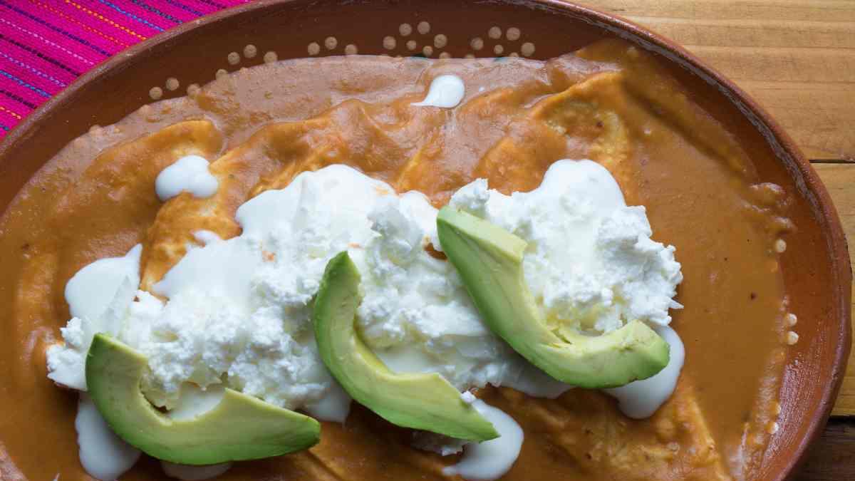 Enfrijoladas con chipotle, rellenas de jamón para desayunar fácil