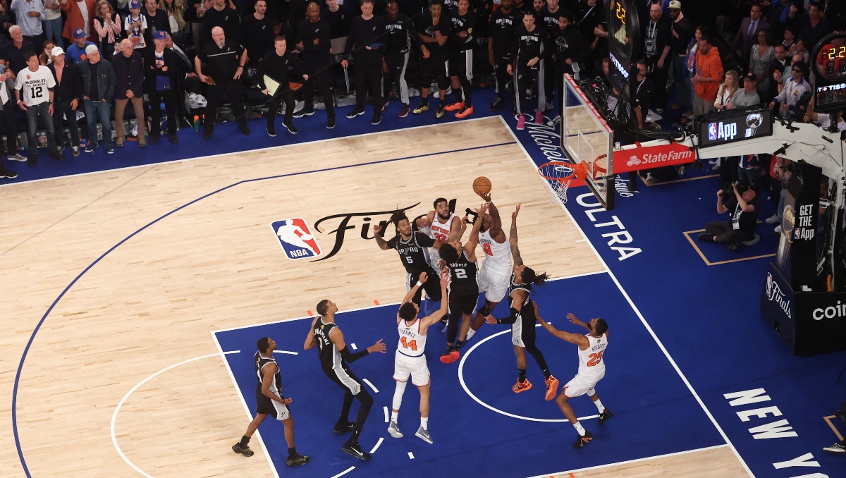 Knicks remontan a Spurs y se ponen a una victoria de la gloria
