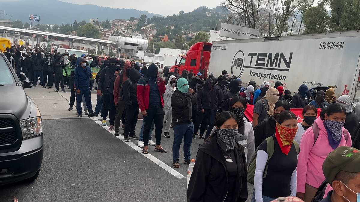 Cierran por completo caseta en Tlalpan y hay conato de violencia